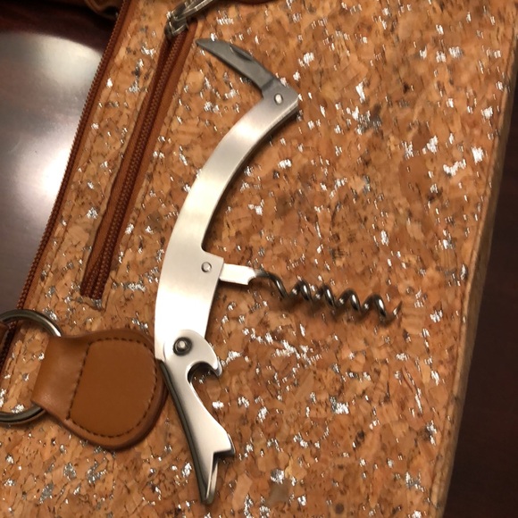 PRIMEWARE CORK & METALLIC SILVER THERMAL INSULATED WINE BAG & MULTI-TOOL - #491 - Picture 5 of 11